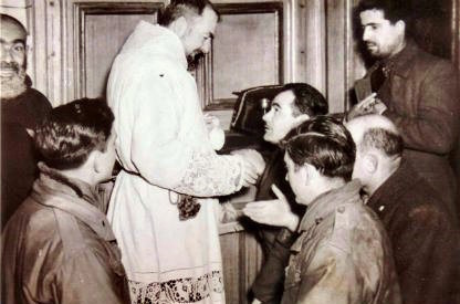Padre Pio y soldados