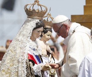 El Papa Francisco venerando a la Virgen