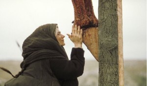 María a los pies de Jesús crucificado