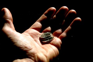 Monedas en la mano