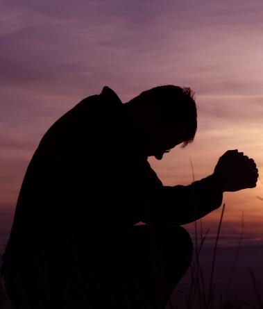 hombre orando
